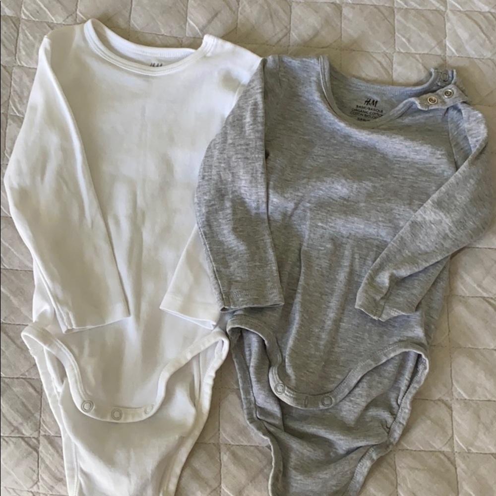 H&M basic baby onesie set of 2. Grey and white